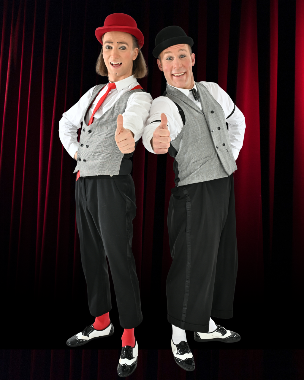 Het komische duo Diego & Joanes brengt een grappige clownsact in het Mega Kerstcircus Haarlem